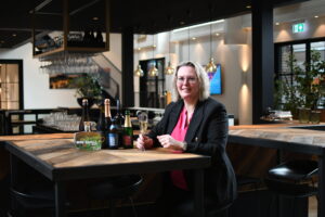 Mariëlle Timmermans met een glimp van haar collectie alcoholvrije wijnen.